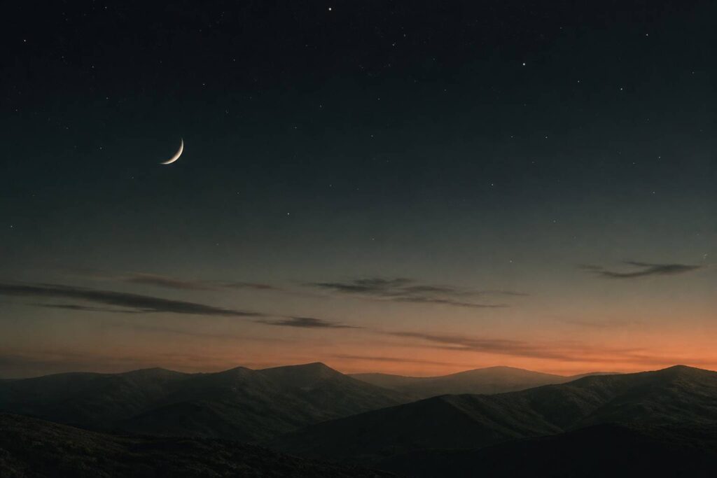 Ciel nocturne avec lune et étoiles au-dessus d'un paysage calme, ambiance astrologique douce