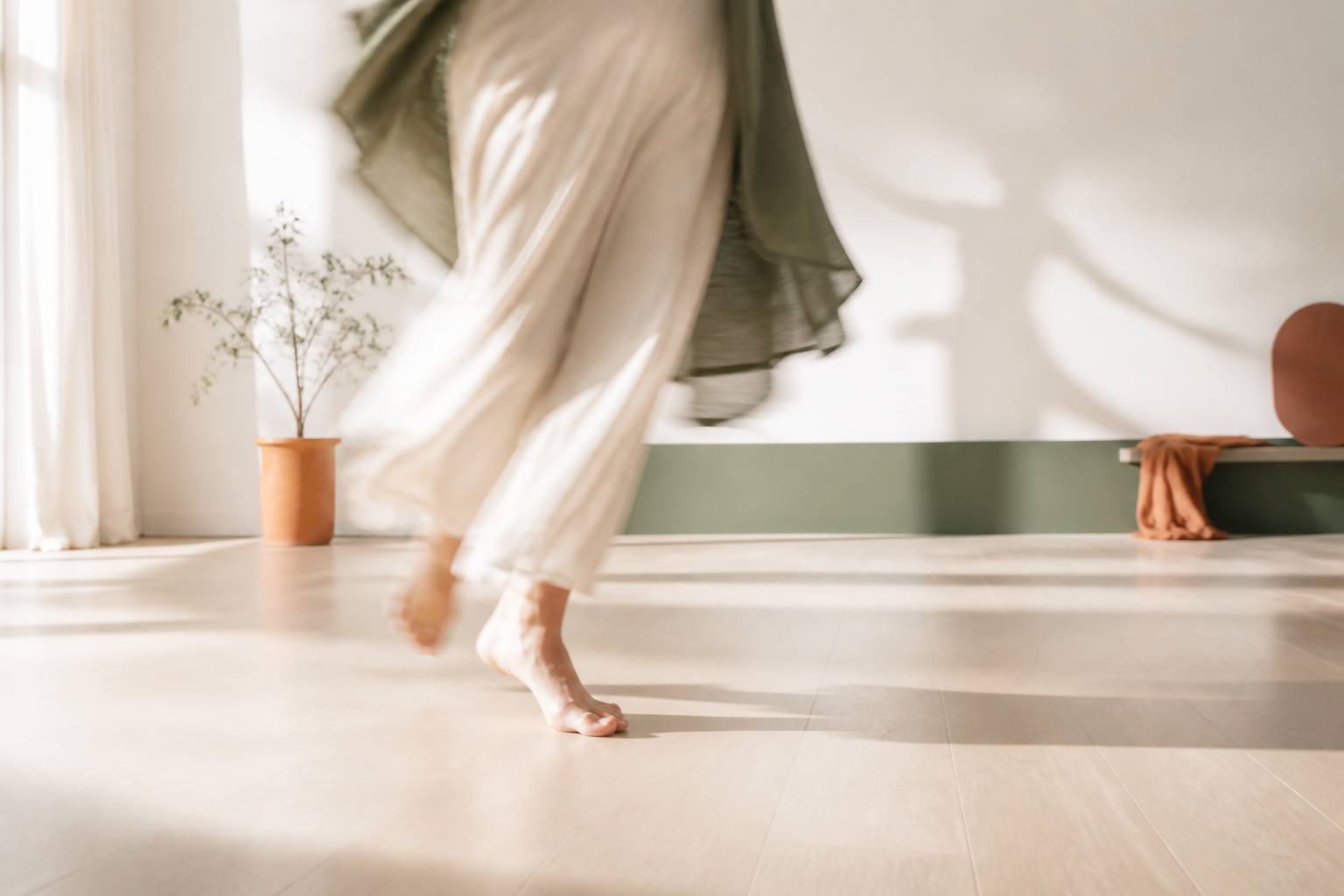 Pieds nus en mouvement sur un parquet avec ombre portée