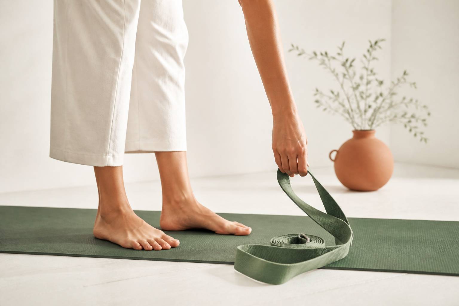 Pieds ancrés sur un tapis avec une sangle de yoga