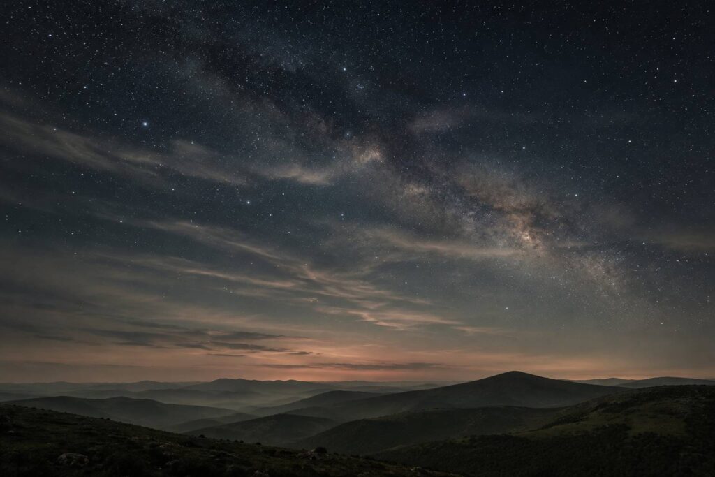Ciel nocturne profond avec voile nuageux fin et champ d'etoiles