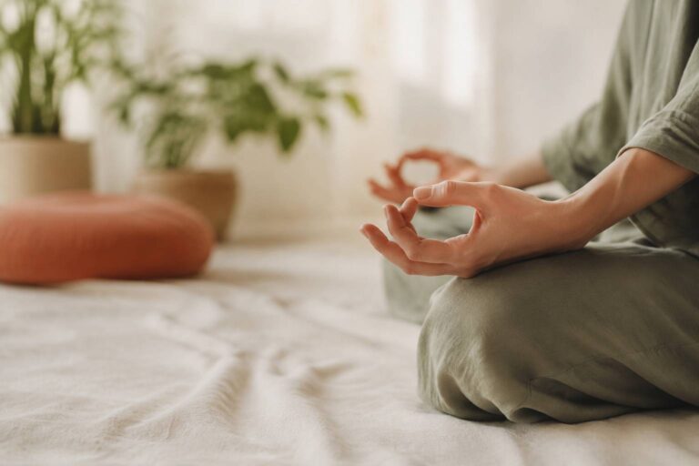 Découvrez le mudra : signification et pouvoirs des gestes sacrés